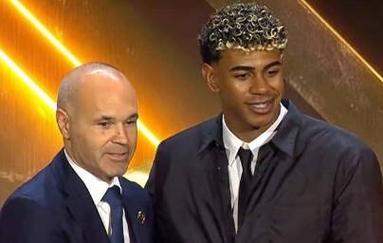 冠军捧杯时刻！这张合影里，有国乒三连冠的荣光，更有竞技体育的热血与温情！