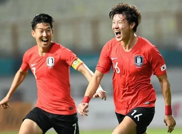 AC米兰1-0登顶意甲！38岁名将却抢走风头，带队12场不败紧追榜首（AC米兰1-0小胜登上榜首，38岁老将抢镜，率队豪取12场不败）