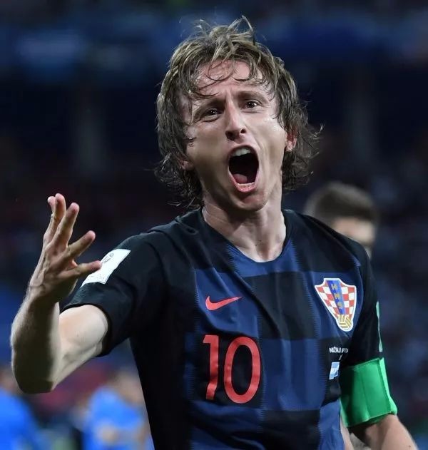 足球国足归化球员表现稳健，获媒体点赞